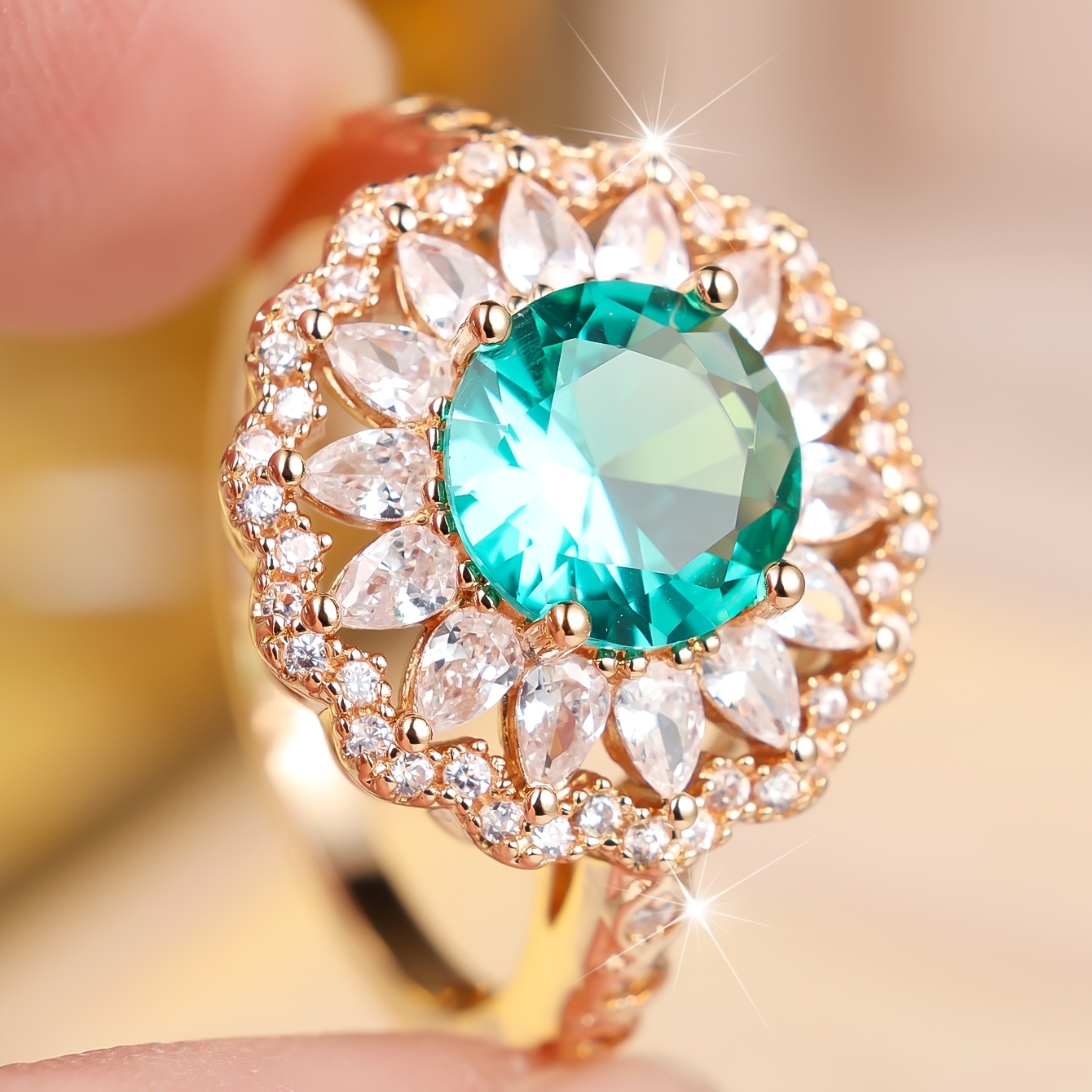 Women's Luxurious Green Round Synthetic Zirconia Fashion Ring